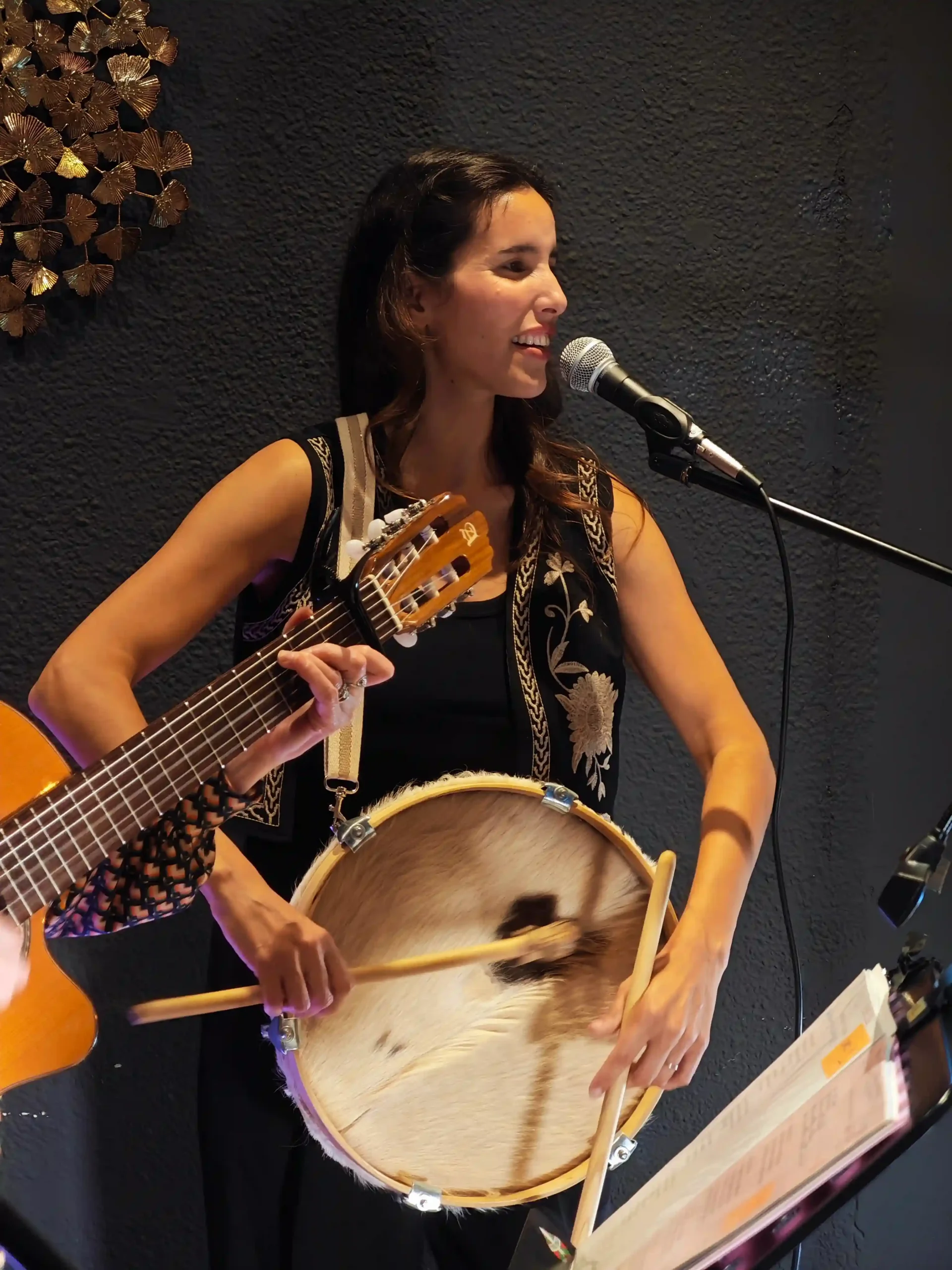 Portrait de Lorena au Bomba - Groupe de musique NexoTrio