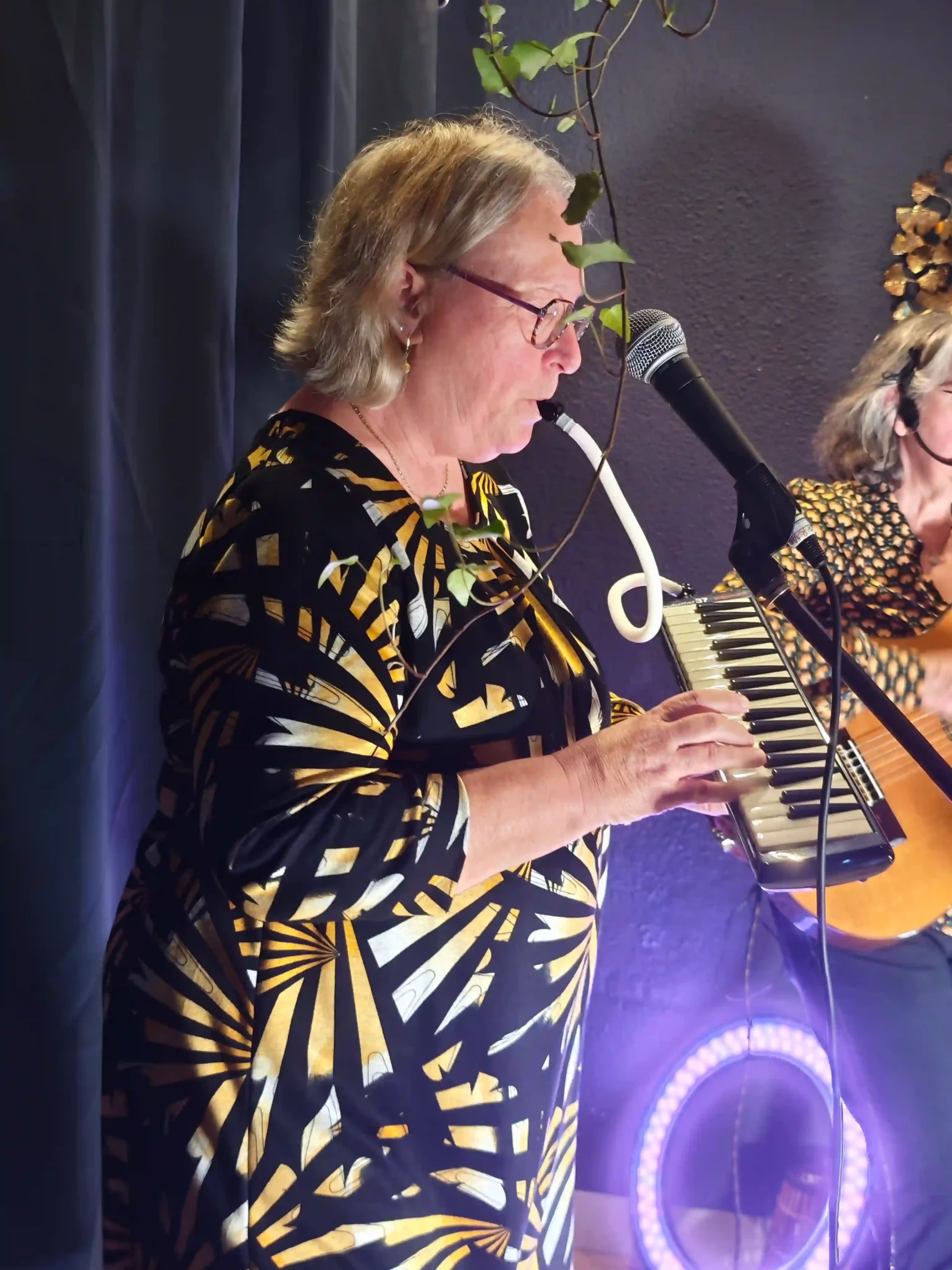 Portrait de Tamara au Melodica - Groupe de musique NexoTrio